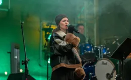 na zdjęciu osoby podczas grania orkiestry 