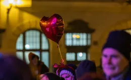 na zdjęciu osoby podczas grania orkiestry 