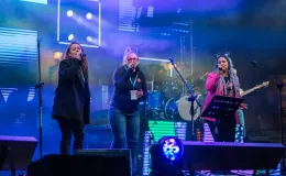 na zdjęciu osoby podczas grania orkiestry 