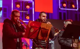 na zdjęciu osoby podczas grania orkiestry 