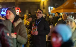 na zdjęciu osoby podczas grania orkiestry 