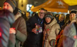 na zdjęciu osoby podczas grania orkiestry 