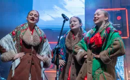 na zdjęciu osoby podczas grania orkiestry 