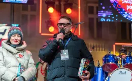 na zdjęciu osoby podczas grania orkiestry 