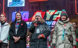 na zdjęciu osoby podczas grania orkiestry 