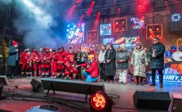 na zdjęciu osoby podczas grania orkiestry 