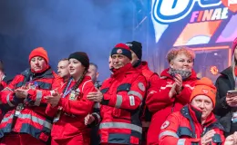 na zdjęciu osoby podczas grania orkiestry 