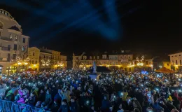 na zdjęciu osoby podczas grania orkiestry 