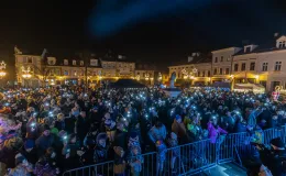 na zdjęciu osoby podczas grania orkiestry 