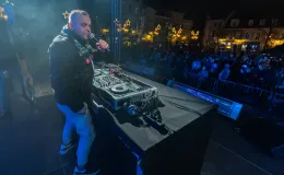 na zdjęciu osoby podczas grania orkiestry 