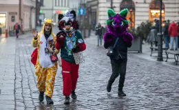 na zdjęciu osoby podczas grania orkiestry 