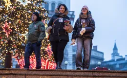 na zdjęciu osoby podczas grania orkiestry 