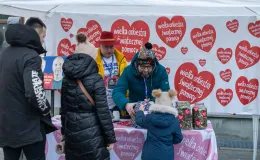 na zdjęciu osoby podczas grania orkiestry 