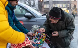 na zdjęciu osoby podczas grania orkiestry 