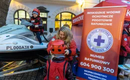 na zdjęciu osoby podczas grania orkiestry 