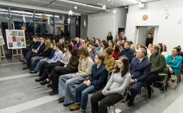 na zdjęciu osoby podczas spotkania