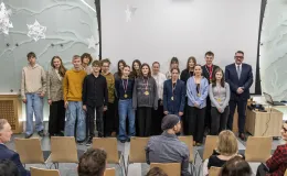 na zdjęciu osoby podczas spotkania