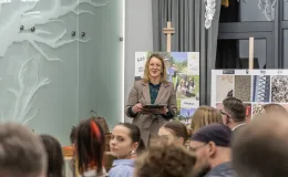 na zdjęciu osoby podczas spotkania