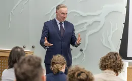 na zdjęciu osoby podczas spotkania