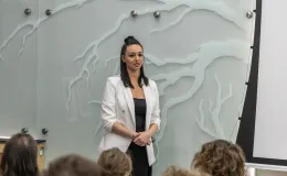 na zdjęciu osoby podczas spotkania