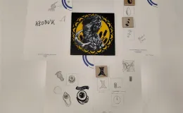 Zdjecie tablicy z kartkami.