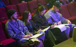 na zdjęciu osoby na scenie