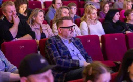 na zdjęciu osoby na scenie