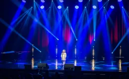 na zdjęciu osoby na scenie