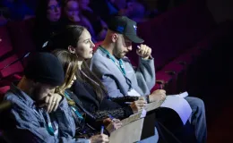 na zdjęciu osoby na scenie