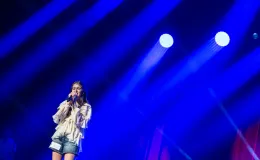 na zdjęciu osoby na scenie