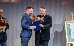 na zdjęciu osoby na scenie