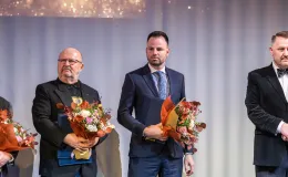 na zdjęciu osoby na scenie