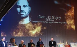 na zdjęciu osoby na scenie