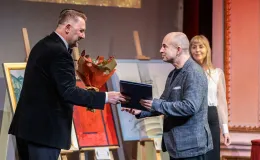 na zdjęciu osoby na scenie