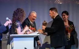 na zdjęciu osoby na scenie