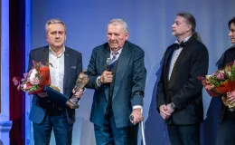 na zdjęciu osoby na scenie