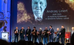 na zdjęciu osoby na scenie