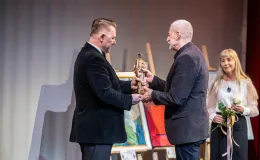 na zdjęciu osoby na scenie