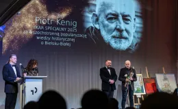 na zdjęciu osoby na scenie