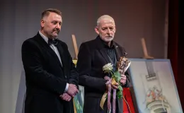 na zdjęciu osoby na scenie