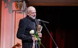 na zdjęciu osoby na scenie