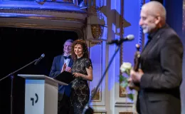 na zdjęciu osoby na scenie