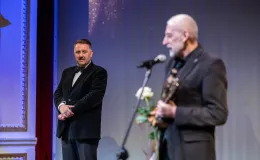 na zdjęciu osoby na scenie