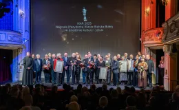 na zdjęciu osoby na scenie