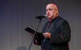 na zdjęciu osoby na scenie