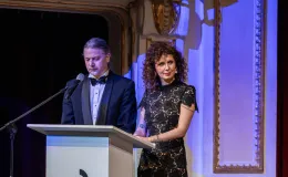 na zdjęciu osoby na scenie