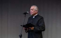 na zdjęciu osoby na scenie