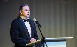 na zdjęciu osoby na scenie