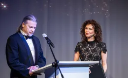 na zdjęciu osoby na scenie