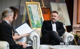 na zdjęciu osoby na scenie